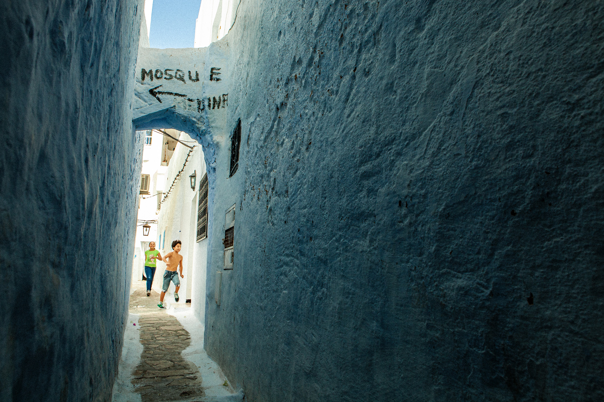 Bienvenue dans la médina de Hammamet, Tunisie Medina d'Hammamet enfant qui courent