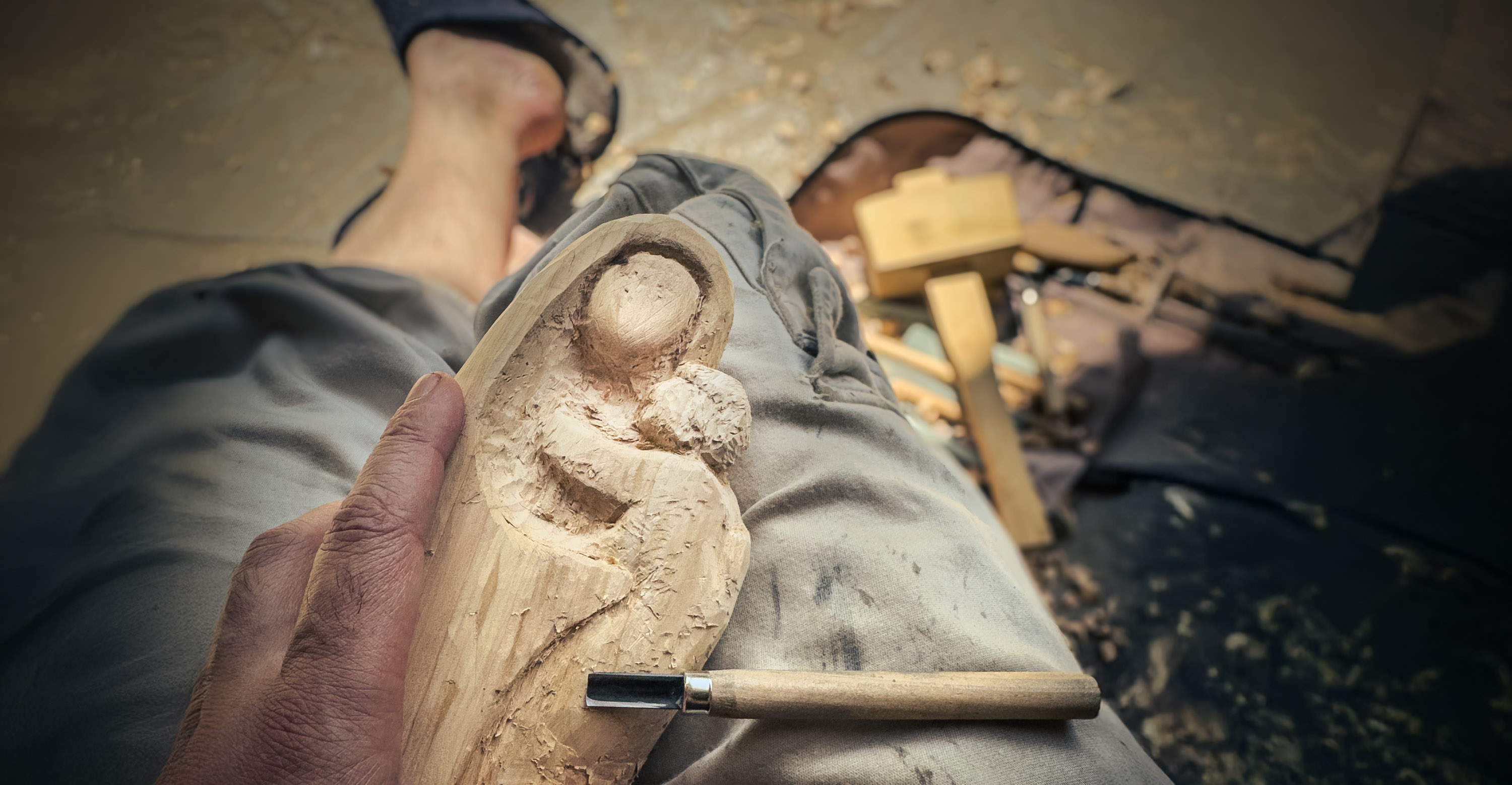 Sculpture de la Vierge Marie en bois de cyprès