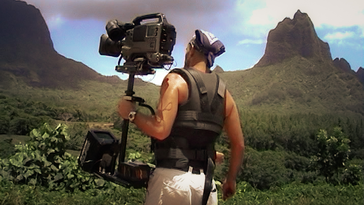 Sébastien Joly - Mont Rotui, Moorea Sébastien Joly, photographe français basé en Toscane. Tournage à Moorea avec Mont Rotui en arrière plan.