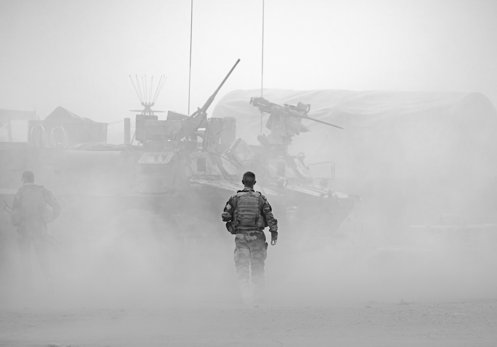 Dans la tempête de sable Soldat dans la poussière afghane, tempête de sable
