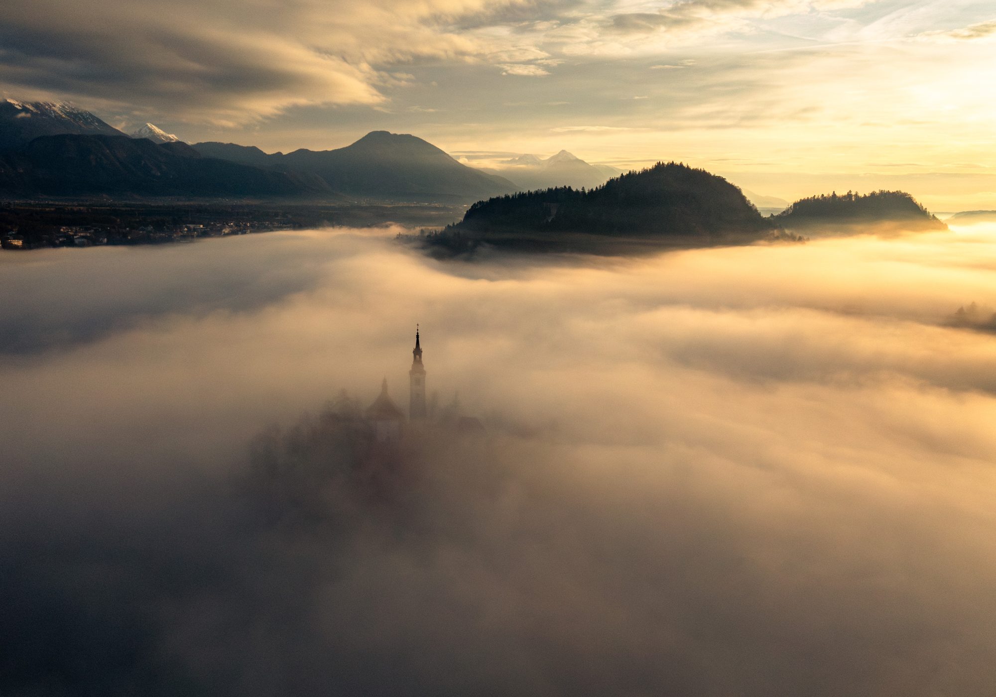 Il lago di Bled nella nebbia Il lago di Bled nella nebbia