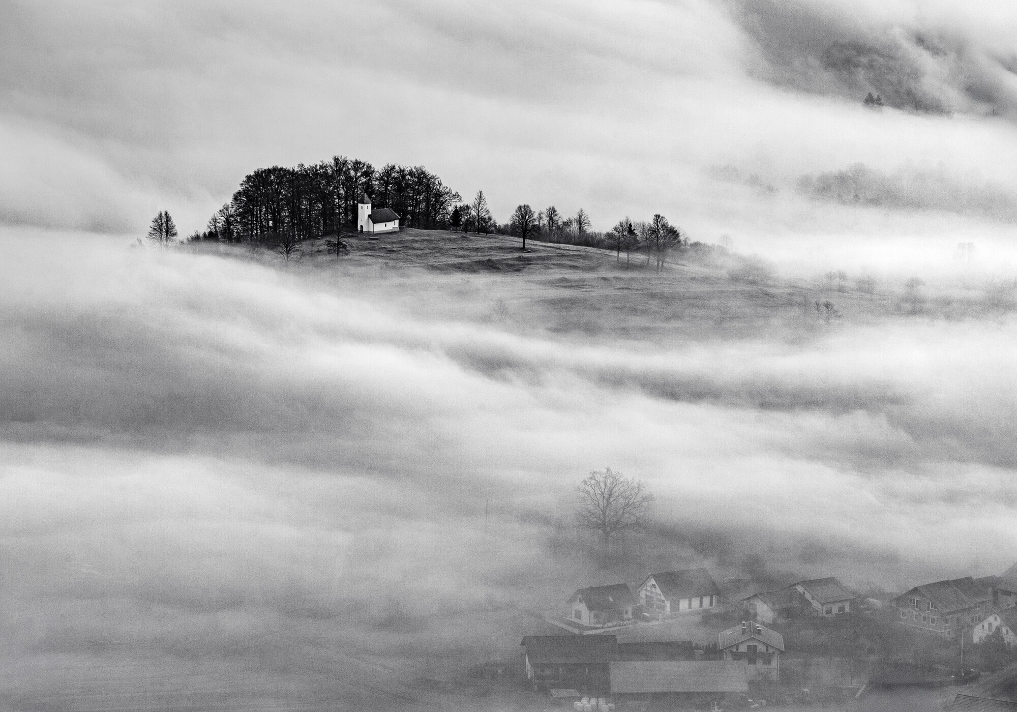 All'improvviso...apparve. Chiesa slovena nella nebbia